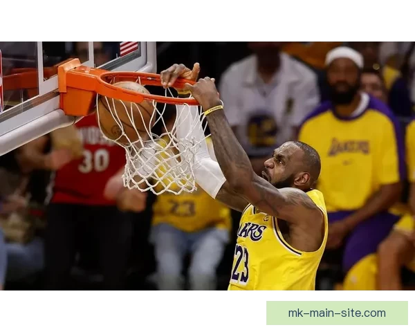 围绕詹姆斯昨日惊天劈扣起跳距离赛季第三飞行速度震撼全场表现解析